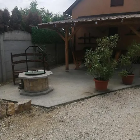 Tovaros Vendeghaz Apartament