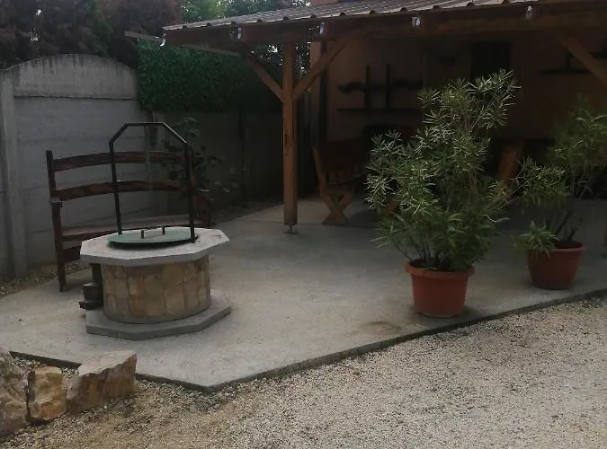 Tovaros Vendeghaz Apartment